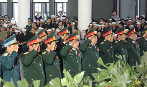 Memorial service held for victims of Hanoi helicopter crash - ảnh 3